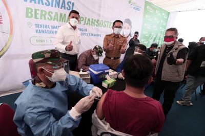Kegiatan bertajuk Vaksinasi Bersama BP Jamsostek di Kawasan Industri Suryacipta, Karawang, Jawa Barat, Senin (9/8/2021).