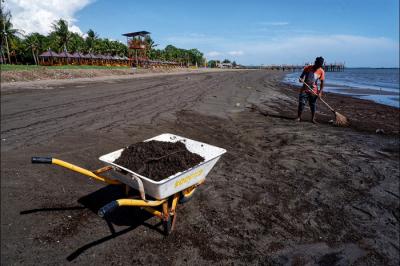 Suasana sepi pengunjung di kawasan wisata Pantai Akkarena, Makassar, Senin (9/8/2021).