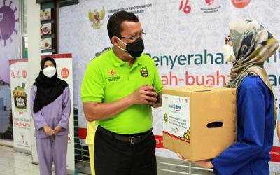 Bank BTN memberikan 1.000 paket buah untuk diserahkan kepada tenaga kesehatan di Jakarta.