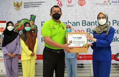 Bank BTN memberikan 1.000 paket buah untuk diserahkan kepada tenaga kesehatan di Jakarta.