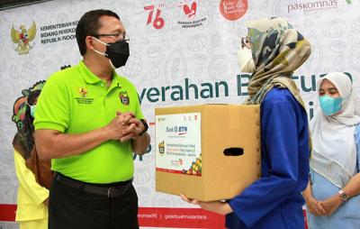 Bank BTN memberikan 1.000 paket buah untuk diserahkan kepada tenaga kesehatan di Jakarta.
