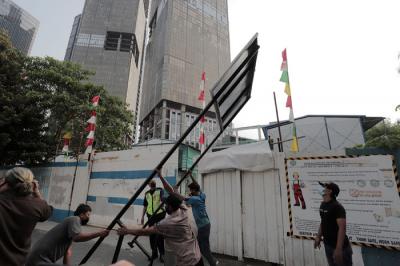 Pihak PT Media Property Indonesia tengah memasang plang sengketa terkait adanya kisruh internal dalam proyek Gedung Indonesia 1, Jakarta, Selasa (10/8/2021).