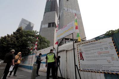 Pihak PT Media Property Indonesia tengah memasang plang sengketa terkait adanya kisruh internal dalam proyek Gedung Indonesia 1, Jakarta, Selasa (10/8/2021).