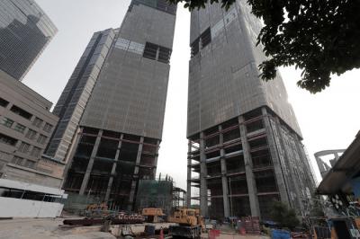 Pihak PT Media Property Indonesia tengah memasang plang sengketa terkait adanya kisruh internal dalam proyek Gedung Indonesia 1, Jakarta, Selasa (10/8/2021).