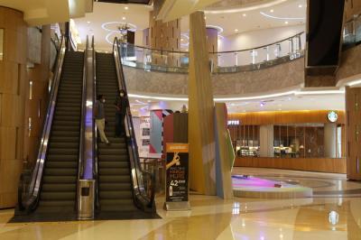 Suasana pusat berbelanjaan Mall Kuningan City di Jakarta, Selasa (10/8/2021).