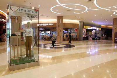 Suasana pusat berbelanjaan Mall Kuningan City di Jakarta, Selasa (10/8/2021).