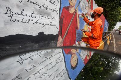 Petugas PPSU Bukit Duri menyelesaikan pembuatan mural bertemakan Hari Kemerdekaan Indonesia di Kawasan Fly Over Tebet, Jakarta Selatan, Selasa (10/8/2021).