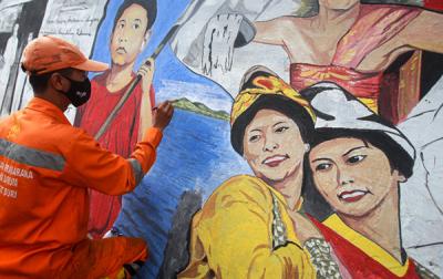 Petugas PPSU Bukit Duri menyelesaikan pembuatan mural bertemakan Hari Kemerdekaan Indonesia di Kawasan Fly Over Tebet, Jakarta Selatan, Selasa (10/8/2021).