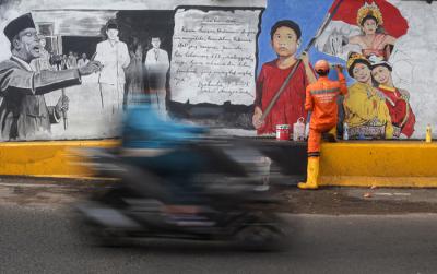 Petugas PPSU Bukit Duri menyelesaikan pembuatan mural bertemakan Hari Kemerdekaan Indonesia di Kawasan Fly Over Tebet, Jakarta Selatan, Selasa (10/8/2021).