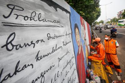 Petugas PPSU Bukit Duri menyelesaikan pembuatan mural bertemakan Hari Kemerdekaan Indonesia di Kawasan Fly Over Tebet, Jakarta Selatan, Selasa (10/8/2021).