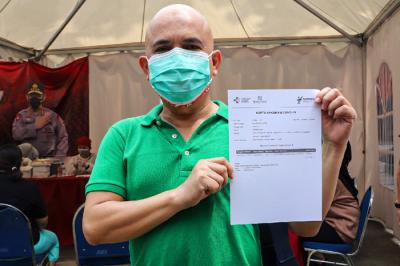 Ekspresi Aktor Ozy Syahputra saat menjalani vaksinasi Covid-19 di Polsek Tebet, Jakarta Selatan, Selasa (10/8/2021).