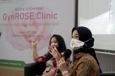 Dr Ruswantriani Sp.OG bersama dr Alfa P. Meutia, SpOG(K) Urogin saat acara Layanan Terbaru Gyn-ROSE Clinic di RSU Bunda, Selasa (10/8/2021).