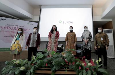 Dr Ruswantriani Sp.OG bersama dr Alfa P. Meutia, SpOG(K) Urogin saat acara Layanan Terbaru Gyn-ROSE Clinic di RSU Bunda, Selasa (10/8/2021).