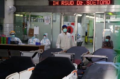 Suasana layanan perawatan di ruang Instalasi Gawat Darurat (IGD), RSUD Dr Soetomo Surabaya, Jawa Timur, Selasa (10/8/2021).