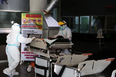 Suasana layanan perawatan di ruang Instalasi Gawat Darurat (IGD), RSUD Dr Soetomo Surabaya, Jawa Timur, Selasa (10/8/2021).