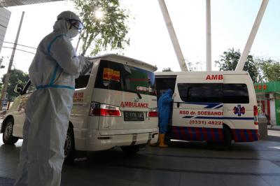 Suasana layanan perawatan di ruang Instalasi Gawat Darurat (IGD), RSUD Dr Soetomo Surabaya, Jawa Timur, Selasa (10/8/2021).