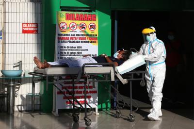 Suasana layanan perawatan di ruang Instalasi Gawat Darurat (IGD), RSUD Dr Soetomo Surabaya, Jawa Timur, Selasa (10/8/2021).
