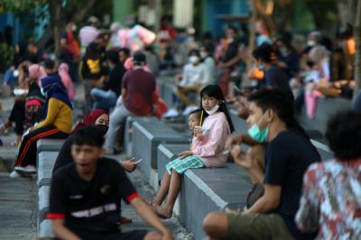 Petugas Satpol PP berkeliling di kawasan danau Sunter, Jakarta, Rabu (11/8/2021).