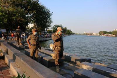 Petugas Satpol PP berkeliling di kawasan danau Sunter, Jakarta, Rabu (11/8/2021).