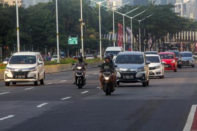 Sejumlah kendaraan melintas di Jalan Sudirman, Jakarta Pusat, Rabu (11/8/2021).