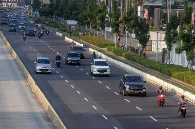 Sejumlah kendaraan melintas di Jalan Sudirman, Jakarta Pusat, Rabu (11/8/2021).