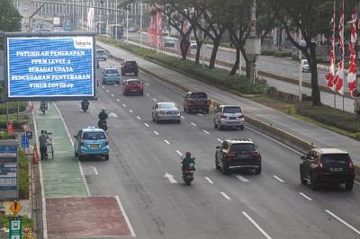 Sejumlah kendaraan melintas di Jalan Sudirman, Jakarta Pusat, Rabu (11/8/2021).