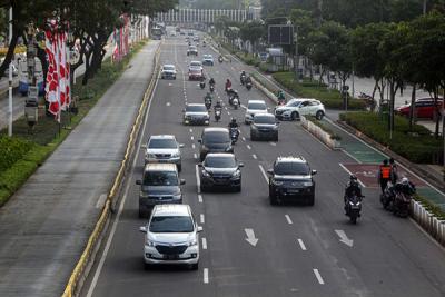 Sejumlah kendaraan melintas di Jalan Sudirman, Jakarta Pusat, Rabu (11/8/2021).