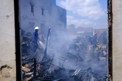 Sejumlah warga melihat lokasi kebakaran pemukiman padat penduduk di Jalan Kumala II, Makassar, Rabu (11/8/2021).