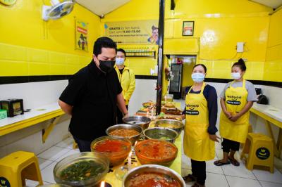 Menteri Badan Usaha Milik Negara (BUMN) Erick Thohir saat meninjau Warteg Galieh di Kebayoran Lama, Jakarta Selatan, Rabu (11/8/2021).