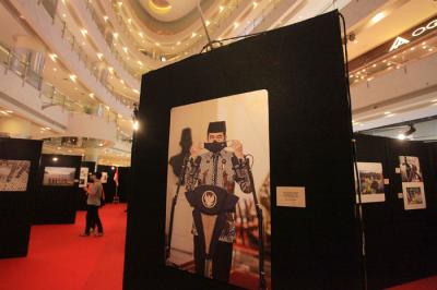 Pengunjung melihat foto yang dipamerkan dalam pameran foto jurnalistik Indonesia Tangguh Indonesia Tumbuh di Mal Central Park, Jakarta, Rabu (11/8/2021).