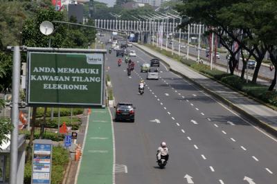 Sejumlah kendaraan melintas di kawasan Jalan Sudirman, Jakarta, Rabu (11/8/2021).