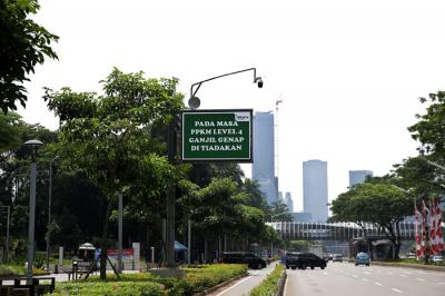 Sejumlah kendaraan melintas di kawasan Jalan Sudirman, Jakarta, Rabu (11/8/2021).