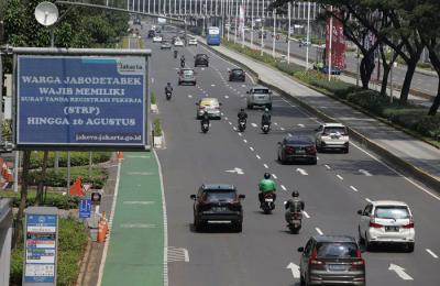 Sejumlah kendaraan melintas di kawasan Jalan Sudirman, Jakarta, Rabu (11/8/2021).
