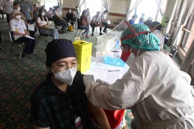 Vaksinasi booster dari Moderna untuk Tenaga Kesehatan Siloam Hospitals di Tangerang, Banten (11/8/2021).