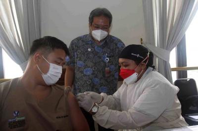 Vaksinasi booster dari Moderna untuk Tenaga Kesehatan Siloam Hospitals di Tangerang, Banten (11/8/2021).