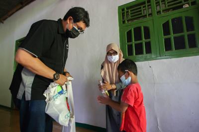 Membuktikan konsistensinya pada dunia pendidikan, MNC Peduli memberikan bantuan berupa perlengkapan sekolah untuk kebutuhan anak-anak Paud 3 Melati.