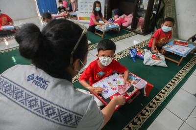 Membuktikan konsistensinya pada dunia pendidikan, MNC Peduli memberikan bantuan berupa perlengkapan sekolah untuk kebutuhan anak-anak Paud 3 Melati.