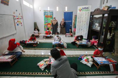 Membuktikan konsistensinya pada dunia pendidikan, MNC Peduli memberikan bantuan berupa perlengkapan sekolah untuk kebutuhan anak-anak Paud 3 Melati.