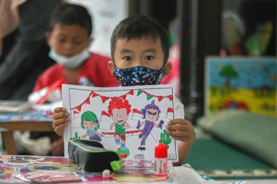 Membuktikan konsistensinya pada dunia pendidikan, MNC Peduli memberikan bantuan berupa perlengkapan sekolah untuk kebutuhan anak-anak Paud 3 Melati.