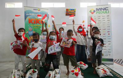 Membuktikan konsistensinya pada dunia pendidikan, MNC Peduli memberikan bantuan berupa perlengkapan sekolah untuk kebutuhan anak-anak Paud 3 Melati.