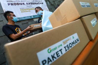 Penyerahan bantuan untuk warga isolasi mandiri di DPP GP Ansor, Jakarta, Kamis (12/8/2021).