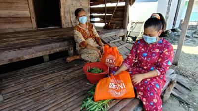 Warga pesisir Pulau Panjang mendapatkan paket bantuan sembako dari BNI di Serang, Banten, Kamis (12/8/2021).