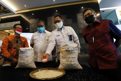 Perum BULOG melanjutkan program bantuan beras PPKM tahap II menyusul selesainya bantuan beras tahap I kepada 8,8 juta keluarga penerima manfaat.