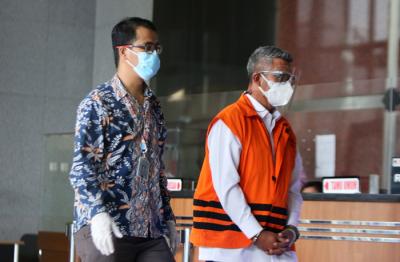 Bupati Bintan Apri Sujadi berjalan menuju mobil tahanan usai diperiksa di gedung KPK, Jakarta, Kamis (12/8/2021).