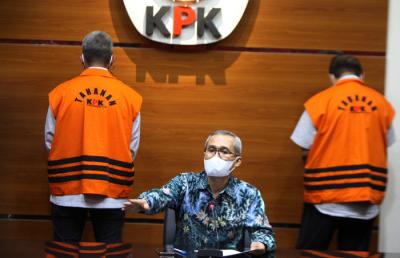 Bupati Bintan Apri Sujadi berjalan menuju mobil tahanan usai diperiksa di gedung KPK, Jakarta, Kamis (12/8/2021).