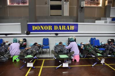 Donor Plasma Konvalesen dan Donor Darah Reguler di Panti Tjahaya Armada (PTA) Koarmada II, Surabaya, Jawa Timur, Kamis (12/8/2021).