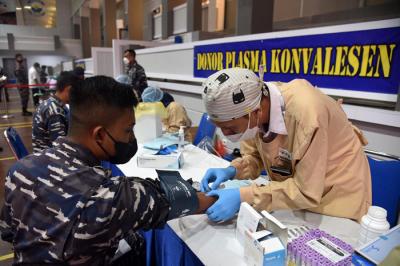 Donor Plasma Konvalesen dan Donor Darah Reguler di Panti Tjahaya Armada (PTA) Koarmada II, Surabaya, Jawa Timur, Kamis (12/8/2021).