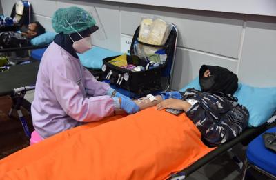 Donor Plasma Konvalesen dan Donor Darah Reguler di Panti Tjahaya Armada (PTA) Koarmada II, Surabaya, Jawa Timur, Kamis (12/8/2021).