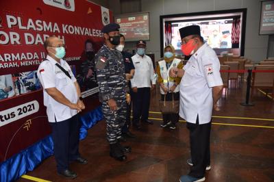 Donor Plasma Konvalesen dan Donor Darah Reguler di Panti Tjahaya Armada (PTA) Koarmada II, Surabaya, Jawa Timur, Kamis (12/8/2021).