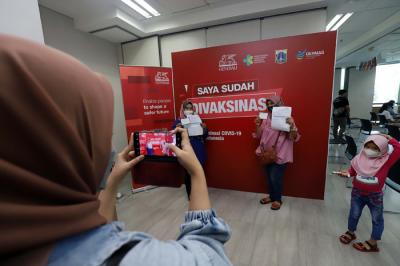 Sentra vaksinasi di kawasan Rasuna Said Kuningan, Jakarta Selatan, Kamis (12/8/2021).